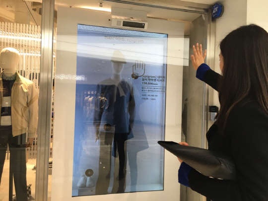 코오롱베니트가 작년 5월에 코오롱FnC의 남성의류 브랜드인 '시리즈' 매장에 구축한  스마트스토어에서 한 고객이 스마트미러를 사용하고 있다.